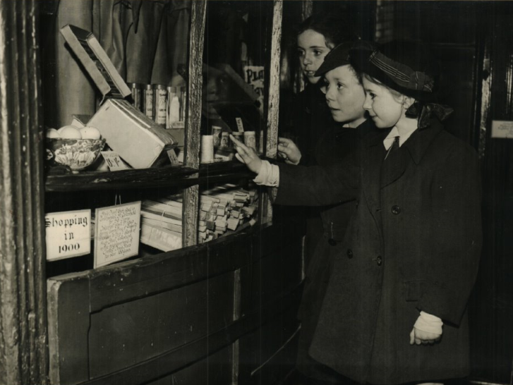 Shopping in 1900 display cropped