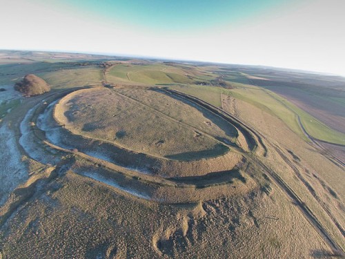 Barbury Hill Iron Age Fort, Wiltshire. Photo by Geotrekker72 (Own work) [CC BY-SA 4.0 (https://creativecommons.org/licenses/by-sa/4.0)], via Wikimedia Commons